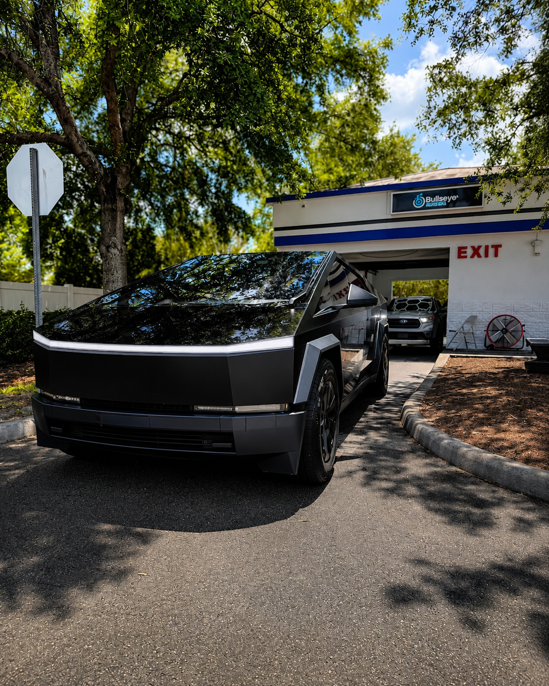 Tesla Cybertruck negro a la salida del autolavado