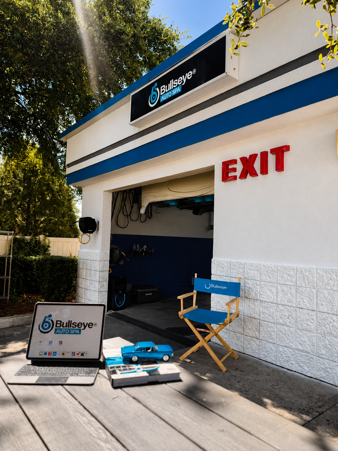 Salida de la bahía LED con letrero de Bullseye Auto Spa