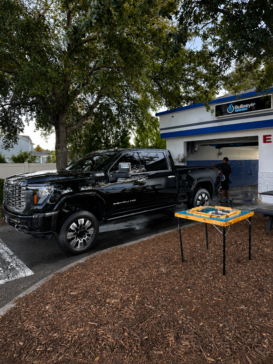 GMC Sierra Denali negra frente al taller