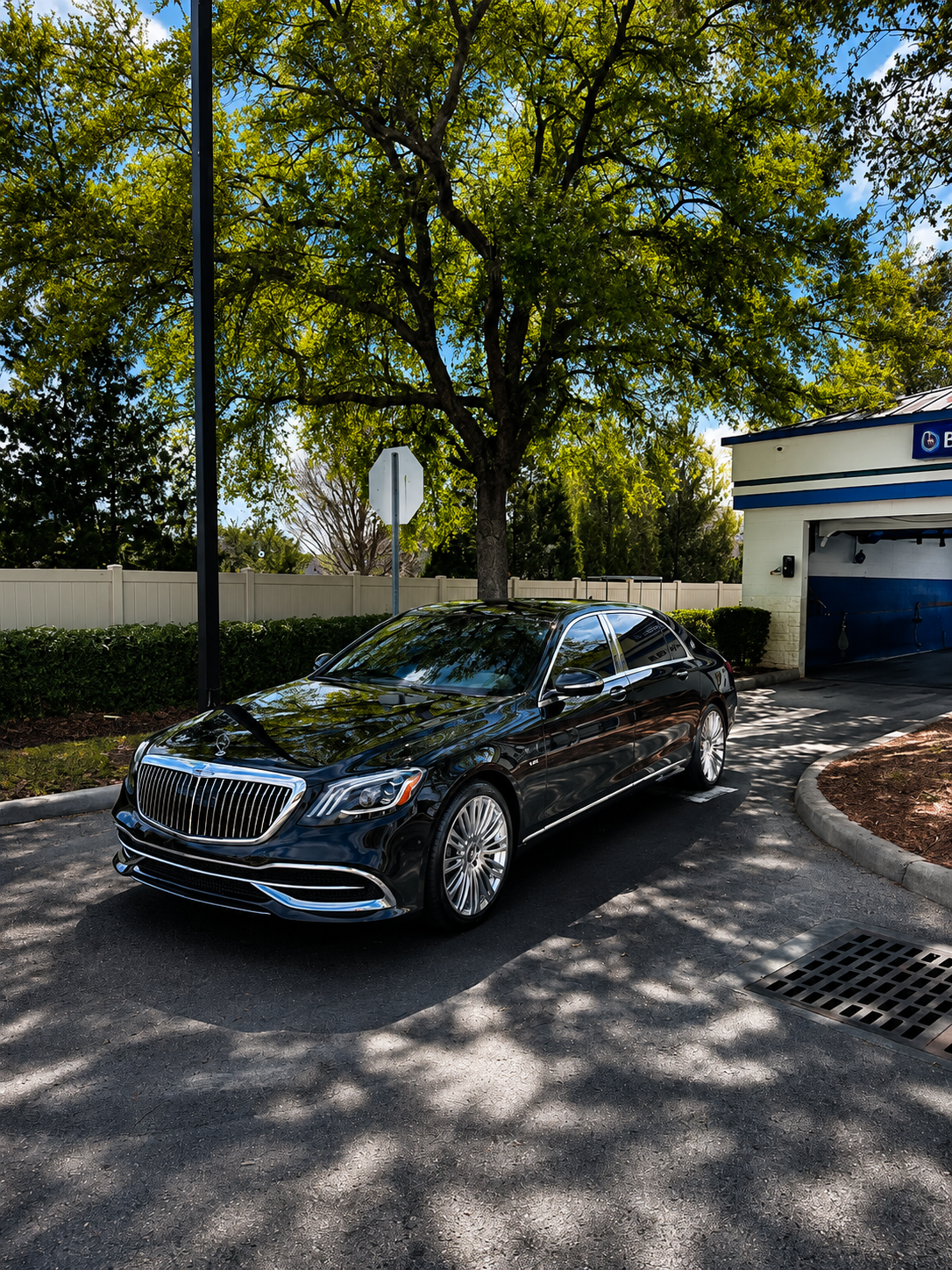 Mercedes-Maybach negro junto a Bullseye Auto Spa