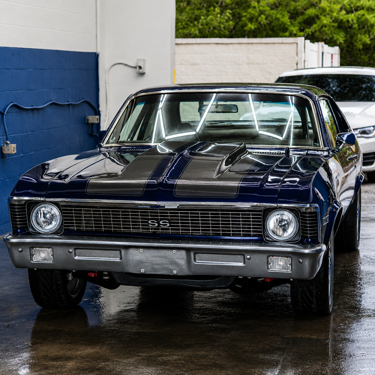 Chevrolet Nova SS clásico con acabado espejo bajo luces LED